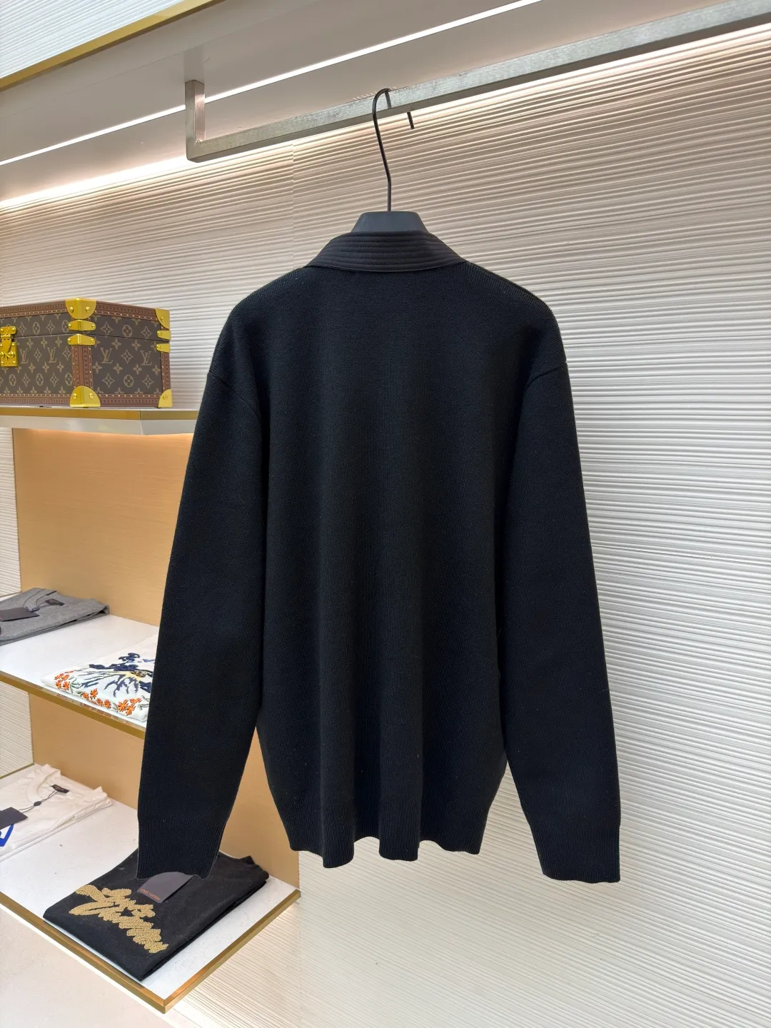 LOUIS VUITTON x Nigo mixed decorative cardigan V-neck knitted cardigan ●Original version: purchased and developed by 17810 ●Item number: 1681712-B45 ●Fabric: wool fabric ●Technology: knitted production ●Color: black ●Version: fitted version ●Weight: about 825 grams ●Size: S-M-L-XL ●Description: This LOUIS VUITTON knitted cardigan adopts a loose fit design, which is comfortable to wear and full of fashion. The fabric is made of high-quality wool blend material, which has a soft and delicate feel, good warmth retention and breathability. Ready-to-wear garments are made using precision cutting techniques to ensure the overall shape is three-dimensional and crisp. The decorative belt on the chest uses leather splicing technology and is matched with exquisite metal buttons, which not only increases the sense of design, but also adds a fashionable touch to the overall look. The details of the collar and cuffs are exquisite, the overall wiring is neat, and the stitching is fine and firm. Whether it is daily wear or formal occasions, it can be easily controlled, perfectly interpreting the luxury and elegance of the LOUIS VUITTON brand. The overall wiring is straight and delicate, the fabric is comfortable and soft, and the color is consistent without color difference. It can be matched with the same style to create a fashionable look and control various occasions. Customized accessories, complete with three standards, same style for men and women!